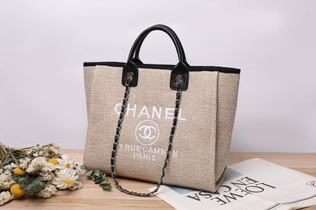 Chanel

100 DHS🇦🇪🇦🇪

 high quality 

42cm

Zain26
♥️♥️♥️