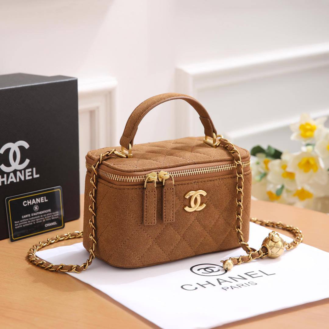 Chanel 

95 dhs💓

with box
🎁🎁🎁

size 18×9×11cm

Zain213
♥️♥️♥️