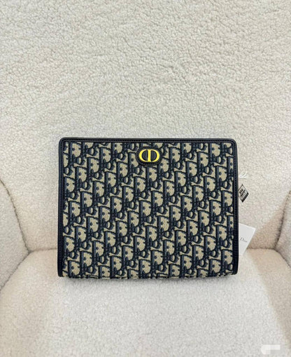 💖 Brand Clutch
1️⃣ First quality +🎁
Size : 28 * 18.5 cm
60 dhs🌺
with box 🎁

Zain115
♥️♥️♥️
