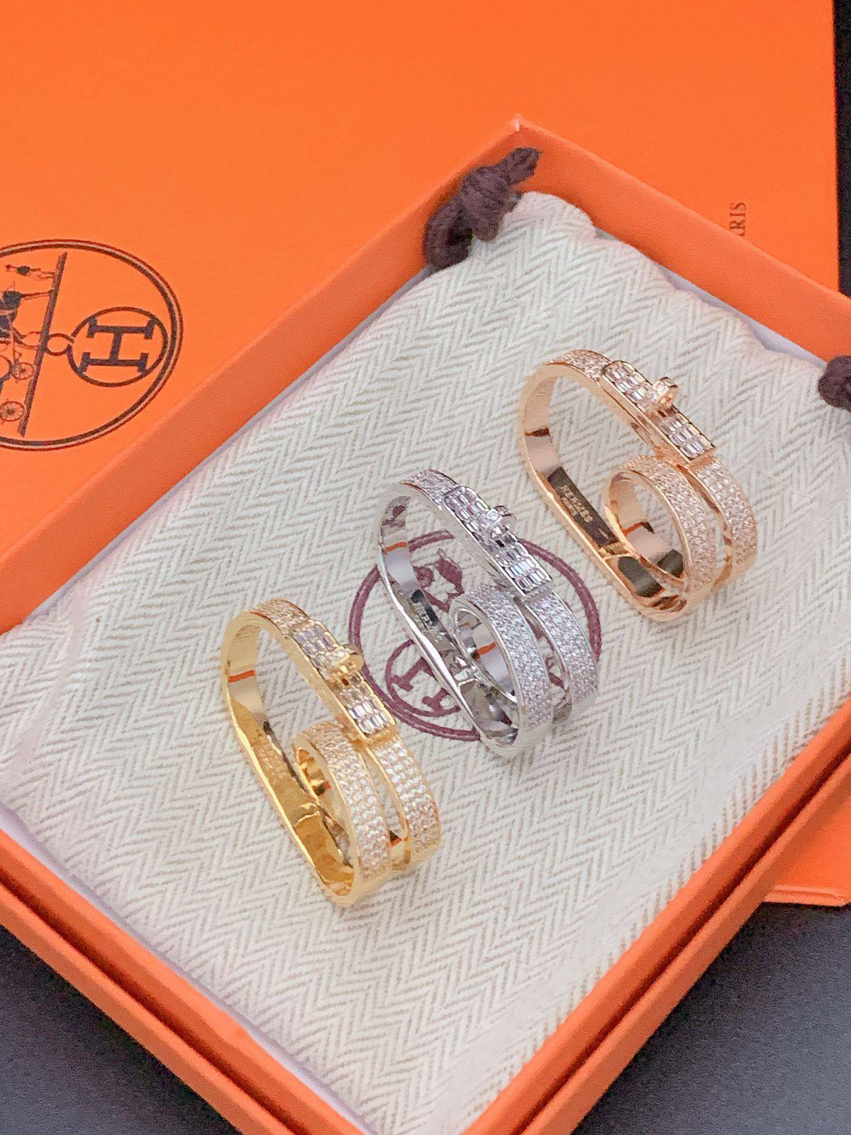 HERMES RING
65 dhs🌺
*WITH NORMAL BOX AND PAPER BAG*
*Master Quality*✨✅

*GOLD*
*SILVER*
*ROSE GOLD*

Zain89
♥️♥️♥️