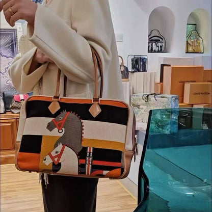 HERMES ʙᴀʀᴇɴɪᴀ
ᴀɴᴅ ᴛᴏɪʟᴇ ʀᴏᴄᴏʙᴀʀ ᴘʟᴜᴍᴇ
ʜᴀɴᴅʙᴀɢ ᴡɪᴛʜ ʟᴏɴɢ sᴛʀᴀᴘ
ʜᴏʀsᴇ ᴘʀɪɴᴛ ᴄᴀɴᴠᴀs
ᴀɴᴅ ᴘᴀʟʟᴀᴅɪᴜᴍ ʜᴀʀᴅᴡᴀʀᴇ


SMALL sɪᴢᴇ ᴘʀɪᴄᴇ: *105 ᴅʜs* 
              ( ᴡɪᴛʜ BOX )
🎁🎁🎁

MEDIUM sɪᴢᴇ ᴘʀɪᴄᴇ: *115 ᴅʜs* 
              ( ᴡɪᴛʜ BOX )
🎁🎁🎁

LARGE sɪᴢᴇ ᴘʀɪᴄᴇ: *
