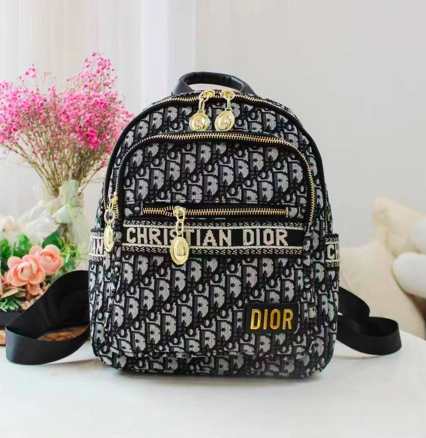 DIOR BACKPACK NEW CAME 
GOOD QUALITY  
90 dhs✅

Zain295
♥️♥️♥️