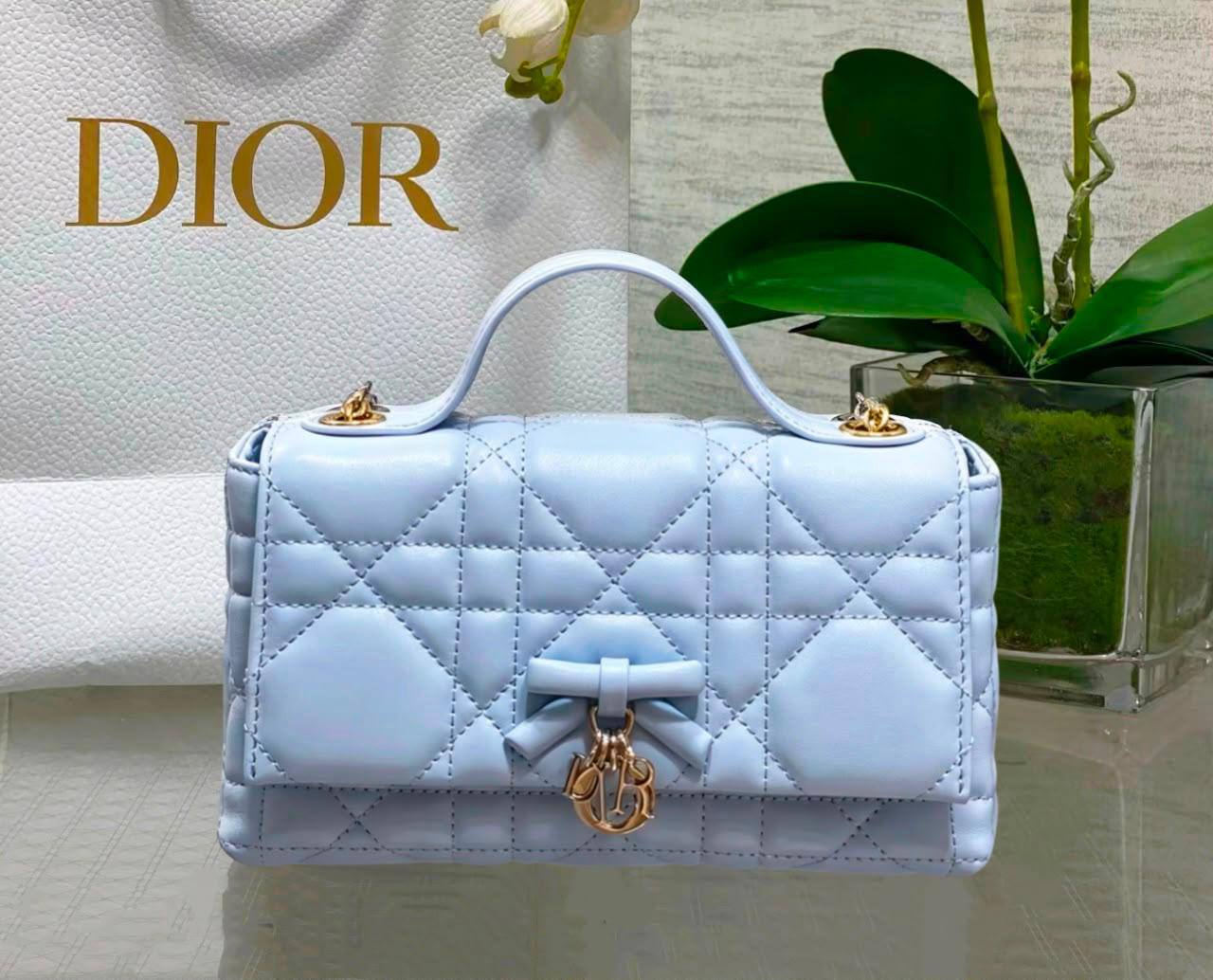 DIOR 

HIGH QUALITY 

WITH BOX  
🎁🎁🎁

120 dhs✅

Zain17
♥️♥️♥️
