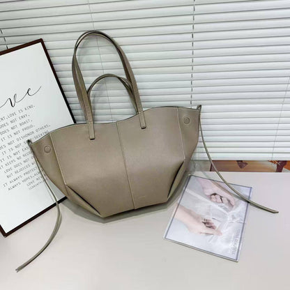 Polene
32*22*13 cm
120 dhs🇦🇪🇦🇪

Zain17
♥️♥️♥️
