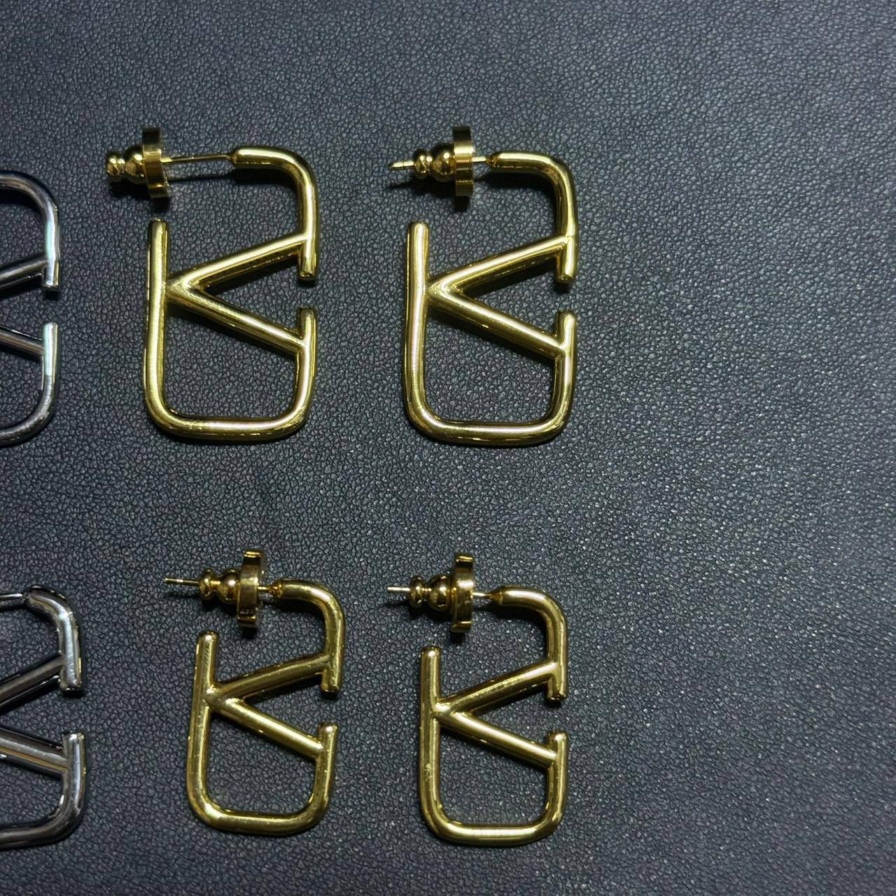 Valentino 🌊*
Earring ❤️‍🔥
Master quality 💯
With normal boxes 📦 
*Small size 
45 dhs🪙🌨️
*Medium size 
50 dhs🪙🌨️
With master box 🗃️ 
*Small size 
55 dhs🪙🌨️
*Medium size 
60 dhs🪙🌨️

Zain216
♥️♥️♥️