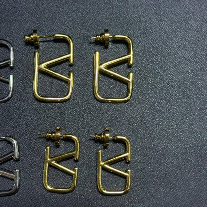 Valentino 🌊*
Earring ❤️‍🔥
Master quality 💯
With normal boxes 📦 
*Small size 
45 dhs🪙🌨️
*Medium size 
50 dhs🪙🌨️
With master box 🗃️ 
*Small size 
55 dhs🪙🌨️
*Medium size 
60 dhs🪙🌨️

Zain216
♥️♥️♥️
