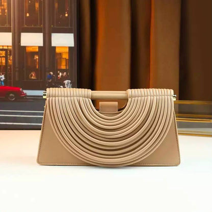 BOTTEGA NEW CAME GOOD QUALITY WITH BOX 
120 dhs✅

Zain295
♥️♥️♥️