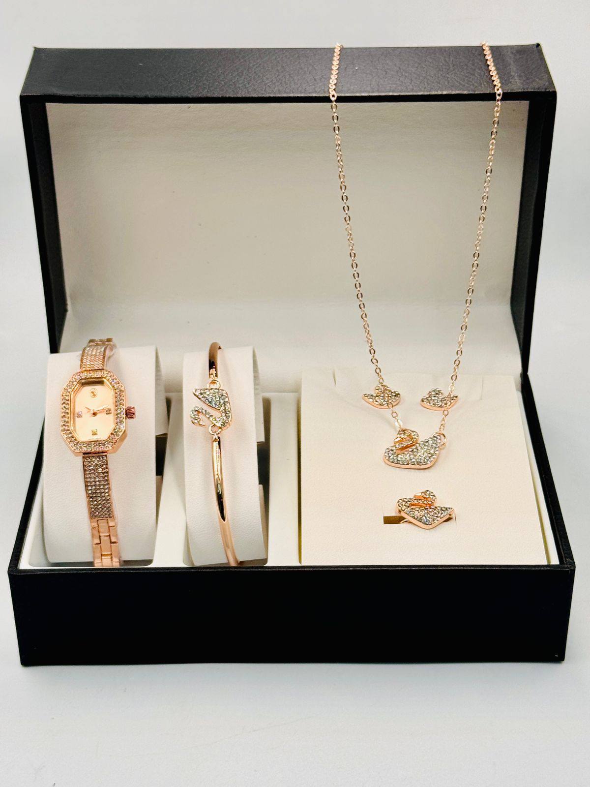 Ladies watch set 

with box 
🎁🎁🎁

90 dhs❣️

Zain08
♥️♥️♥️