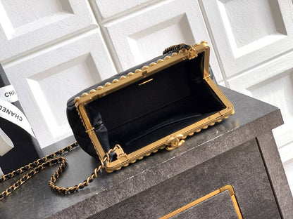 CHANEL 

COPY ONE 

NEW RESTOCK 

WITH BOX 

120 DHS…🇦🇪🇦🇪
Zain295
♥️♥️♥️