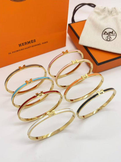 *Offer Bangle* 🍁
Stainless non tarnished 

20 dhs🪙🌨️
simple box
30 dhs🪙🌨️
name box 📦

Zain48
♥️♥️♥️