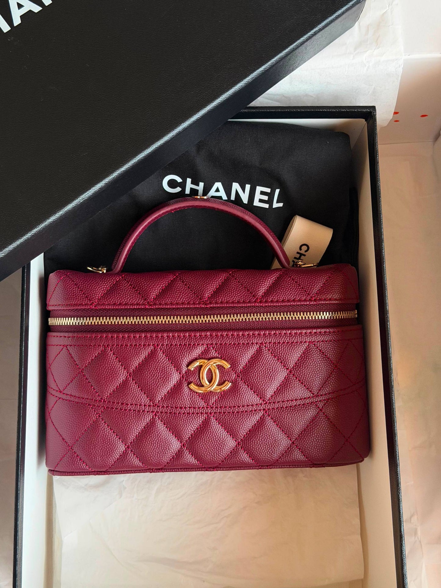 CHANEL
𝐕𝐚𝐧𝐢𝐭𝐲 𝐁𝐚𝐠 𝐖𝐢𝐭𝐡 𝐂𝐡𝐚𝐢𝐧 
950 dhs✅
Full Packge Super Master

ETAG4
♥️♥️♥️