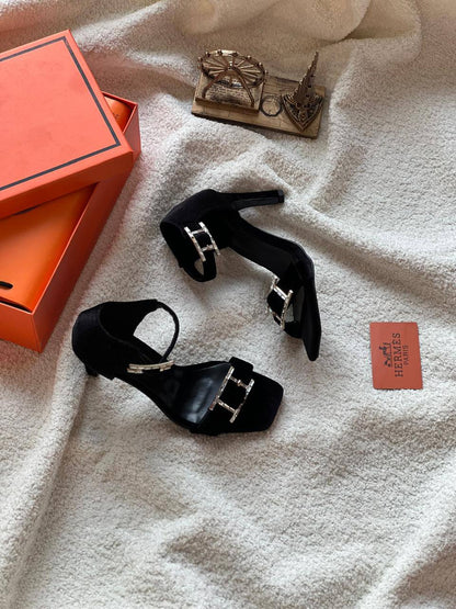 New. Hermes heel

   Size  .  36.  to 41

90 dhs❣️

Zain80
♥️♥️♥️