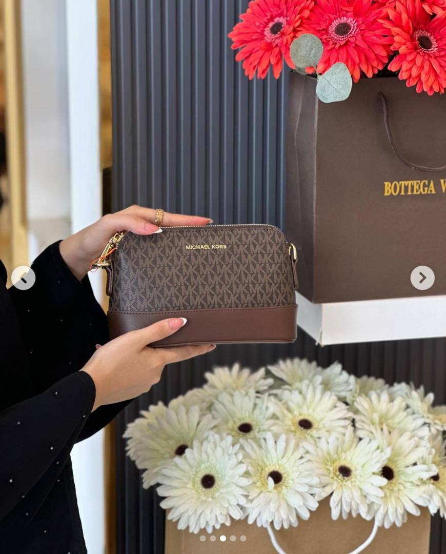 Gucci

90 dhs💓

with box
🎁🎁🎁

size 20cm

Zain26
♥️♥️♥️