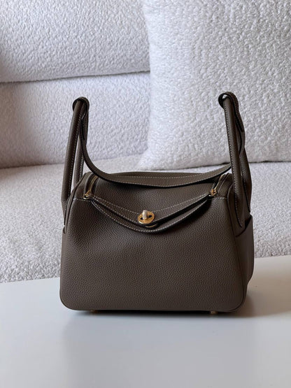 Hermes
Lindy 26 cm💥Master quality ✅with box📦
400 dhs✅

Zain52
♥️♥️♥️