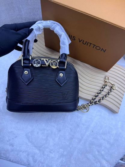 LV
with box 
🎁🎁🎁

size:18×12×8cm
110 dhs💓

Zain114
♥️♥️♥️