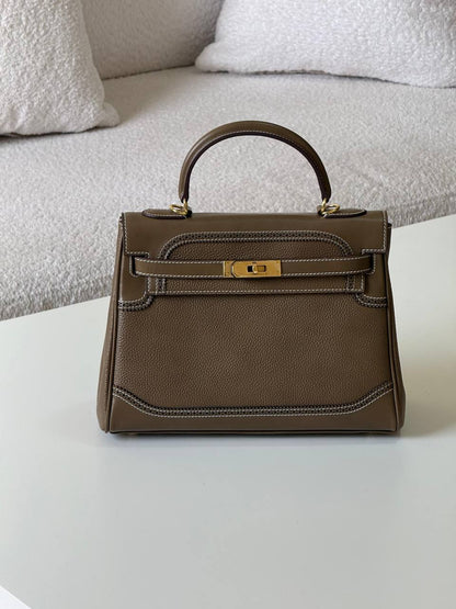 Hermes kelly 28cm💕
master quality😍

with box❤️
🎁🎁🎁

700 dhs🪙💕

Zain52
♥️♥️♥️