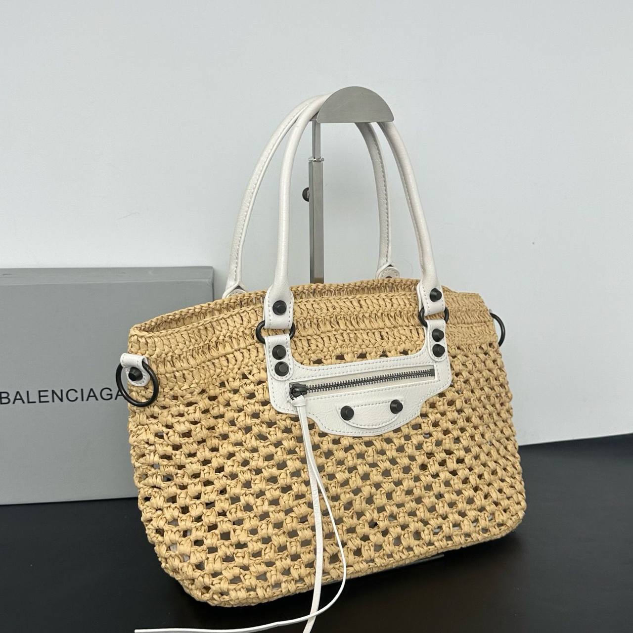 Balenciaga 
Master🌺🌺
360 dhs💓
 
Zain228
♥️♥️♥️