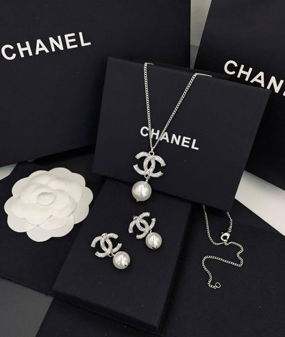 Chanel SET
Master✨💫
NECKLACE EARRINGS
WITH SMALL BOX AND PAPER BAG🎁🛍️
100 DHS✅

Zain89
♥️♥️♥️