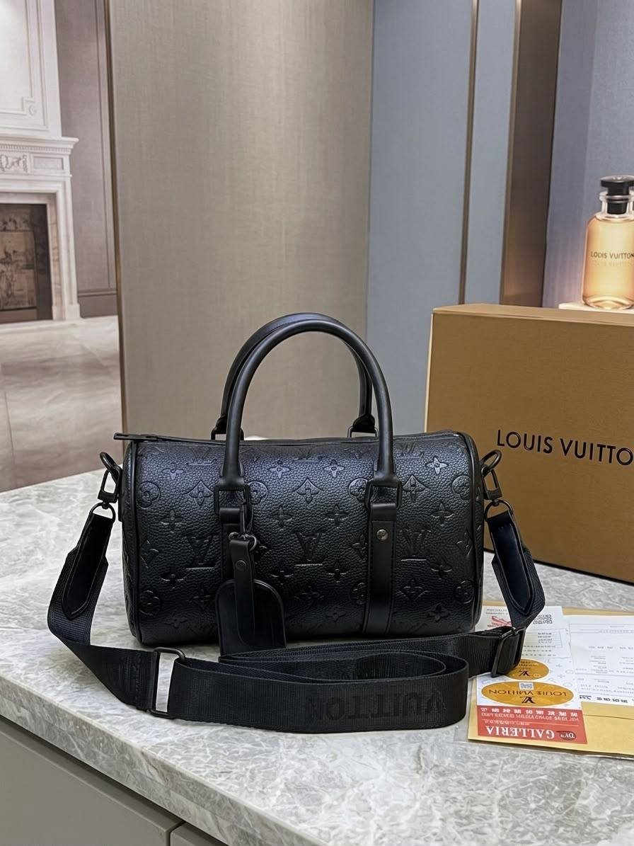 LV
Unisex Speedy Crossbag
Top handle Bag
Silver & Black Hardware
With Long trim Strap
Size : 26 cm
With BOX

120 dhs🇦🇪🇦🇪

Zain239
♥️♥️♥️