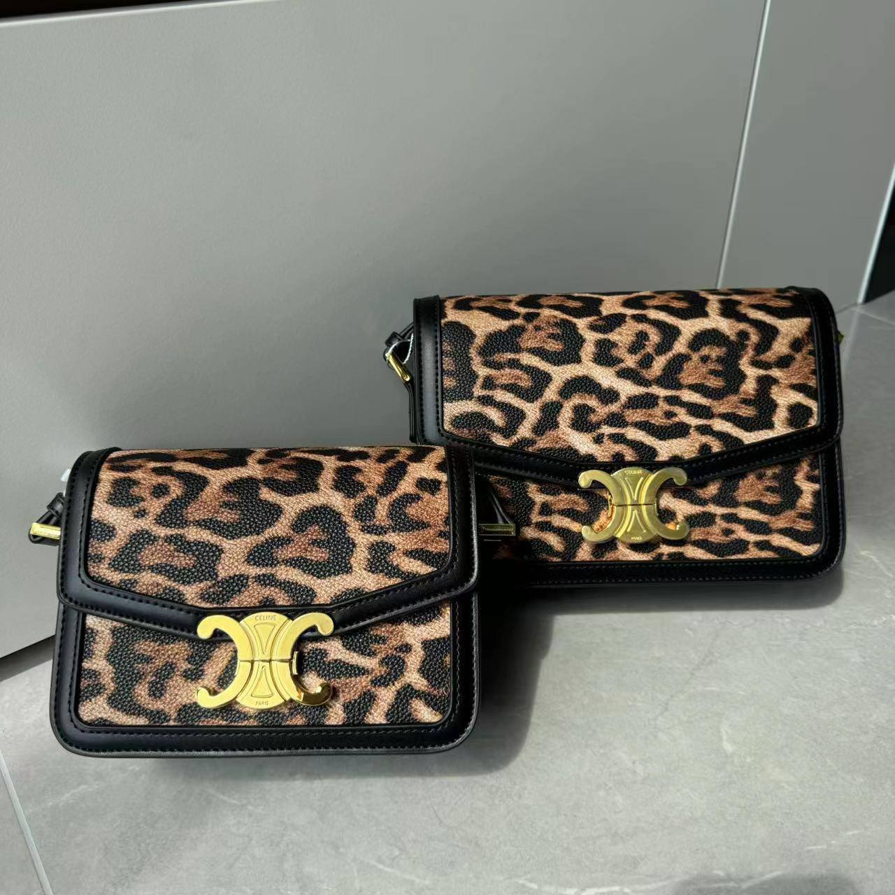 Celine

Celine  
good quality, 
comes with box, 
🎁🎁🎁

size...23*16 cm 
125 dhs💓

Zain12
♥️♥️♥️