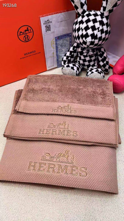 *New collections*
TOWEL                                             
*s 31x31*
*m 31x75*
*L 80x150*                                          
*Super Master quality*
380 dhs✅

Zain308
♥️♥️♥️