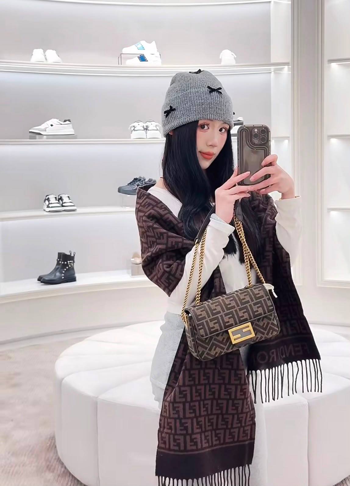 FENDI 
MASTER QUALITY
 WITH BOX 
240 dhs✅

Zain295
♥️♥️♥️