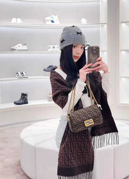 FENDI 
MASTER QUALITY
 WITH BOX 
240 dhs✅

Zain295
♥️♥️♥️