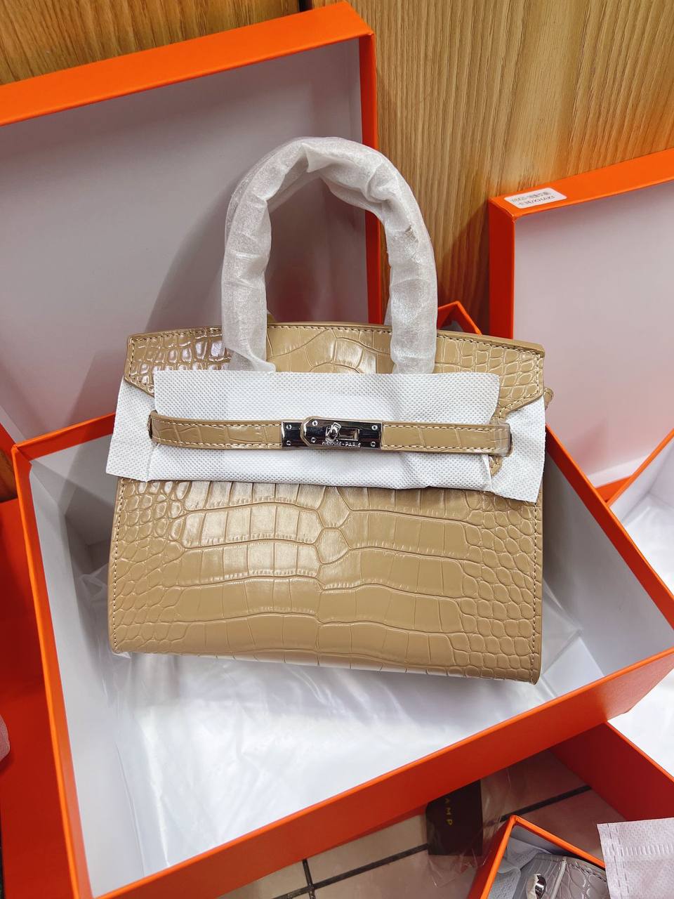 Hermes

21cm 
105 dhs🪙💕

with Box
🎁🎁🎁

Zain50
♥️♥️♥️