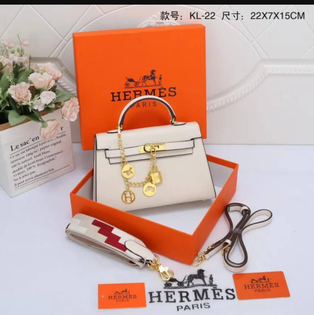 Hermes 
Good Quality 
Double Belt with chain 

With Box 🎁🎁🎁

95 dhs❣️

Zain250
♥️♥️♥️