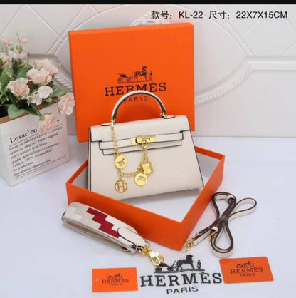 Hermes 
Good Quality 
Double Belt with chain 

With Box 🎁🎁🎁

95 dhs❣️

Zain250
♥️♥️♥️