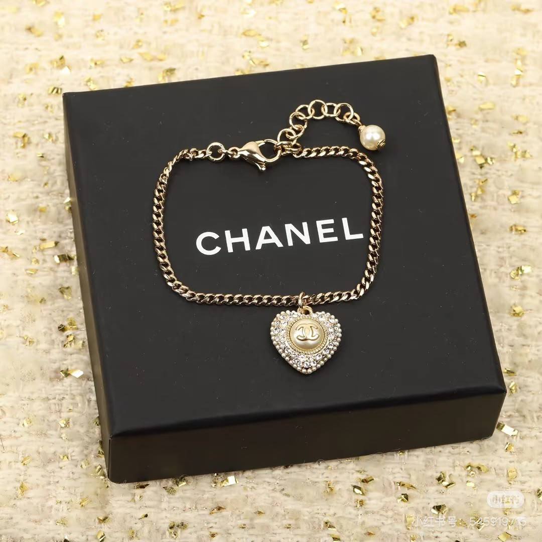 CHANEL 
Necklace 😍
Earring 🐦‍🔥
Bracelet 🦋
Master quality 💯
With normal boxes 🗃️ 
130 dhs🇦🇪🇦🇪

With master box 📦 
160 dhs🇦🇪🇦🇪

Zain216
♥️♥️♥️