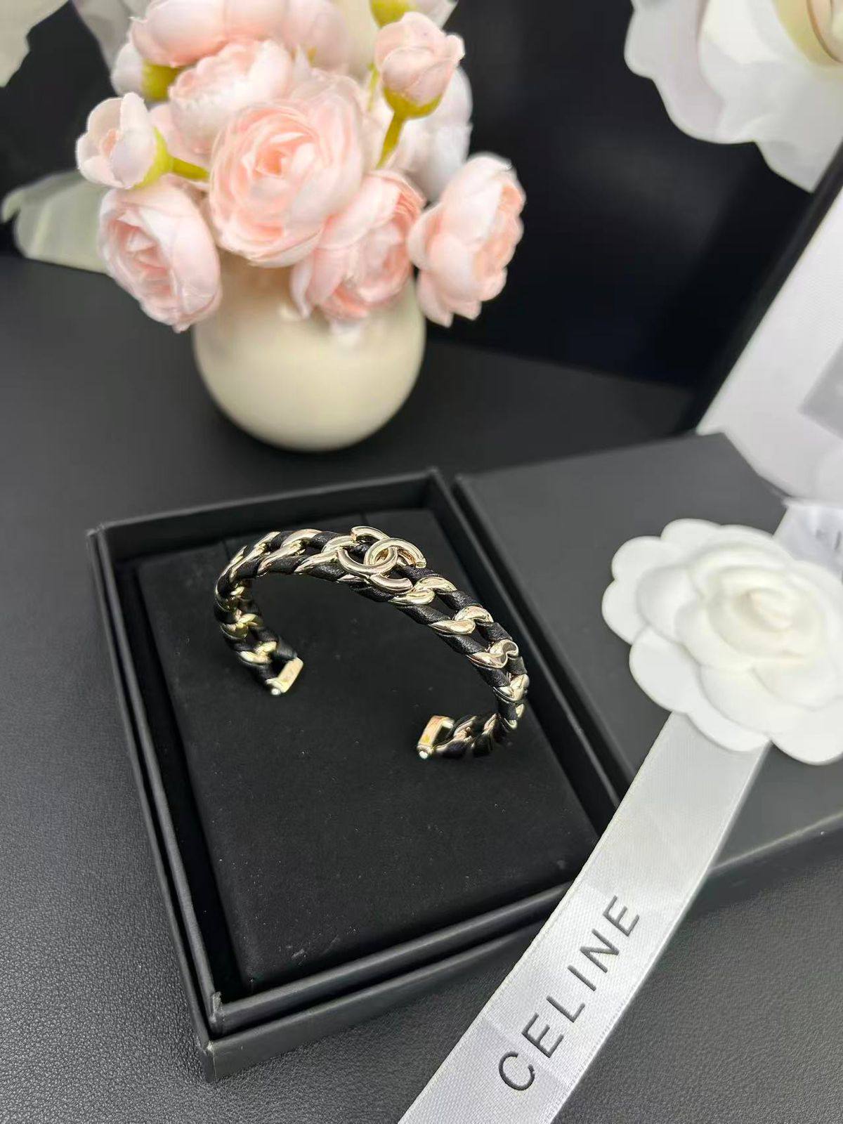 MASTER 
CHANEL
BANGLE
65 DHS
WITH BOX AND PAPER BAG 🎁🛍️

Zain89
♥️♥️♥️