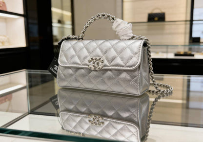 Chanel

110 dhs💓

with  box🎁🎁🎁

Size:19*11*5.5

Zain07
♥️♥️♥️