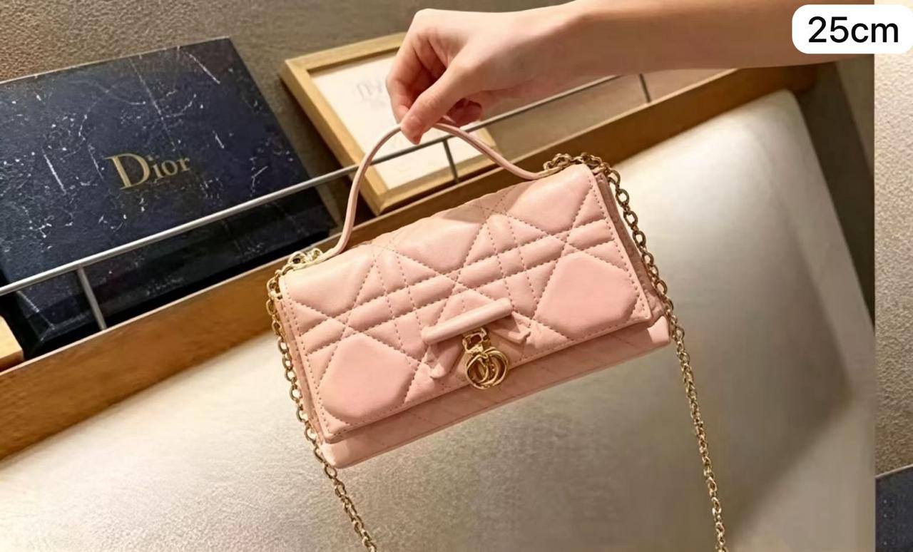 💗  Dior MissLady
1️⃣ First quality +🎁
Size : 25 * 9 * 20 cm
125 dhs✅
with box 🎁

Zain115
♥️♥️♥️