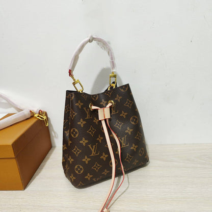 LV
90 dhs💓
high quality 
With box  
  22cm

Zain26
♥️♥️♥️