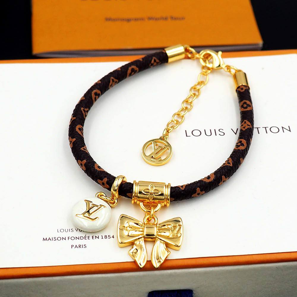 *Louis Vuitton 😍*
Bracelet ❤️‍🔥
Master quality 💯
With normal boxes 🗃️ 
60 dhs🇦🇪🇦🇪

With master box 📦 
75 dhs🇦🇪🇦🇪

Zain216
♥️♥️♥️