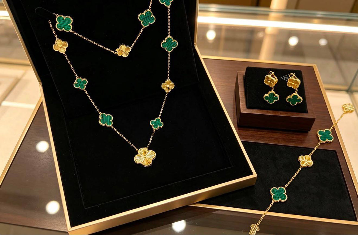 VCA set
Necklace 
Earrings 
Bracelet 
Master Quality 🦋

235 dhs🇦🇪 normal box 📦 
295 dhs🇦🇪 original box 🗃️

Zain48
♥️♥️♥️