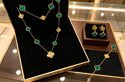 VCA set
Necklace 
Earrings 
Bracelet 
Master Quality 🦋

235 dhs🇦🇪 normal box 📦 
295 dhs🇦🇪 original box 🗃️

Zain48
♥️♥️♥️