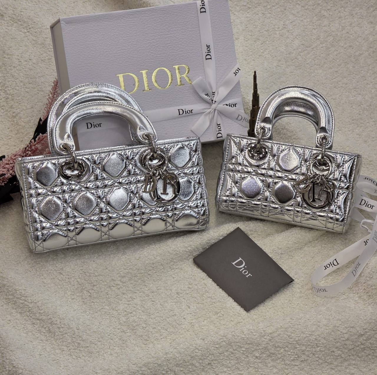 Dior 
Master🌺🌺
    17Cm 250 dhs💛
    22Cm 290 dhs💛
With Box Quality

Zain131
♥️♥️♥️