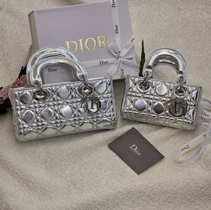 Dior 
Master🌺🌺
    17Cm 250 dhs💛
    22Cm 290 dhs💛
With Box Quality

Zain131
♥️♥️♥️