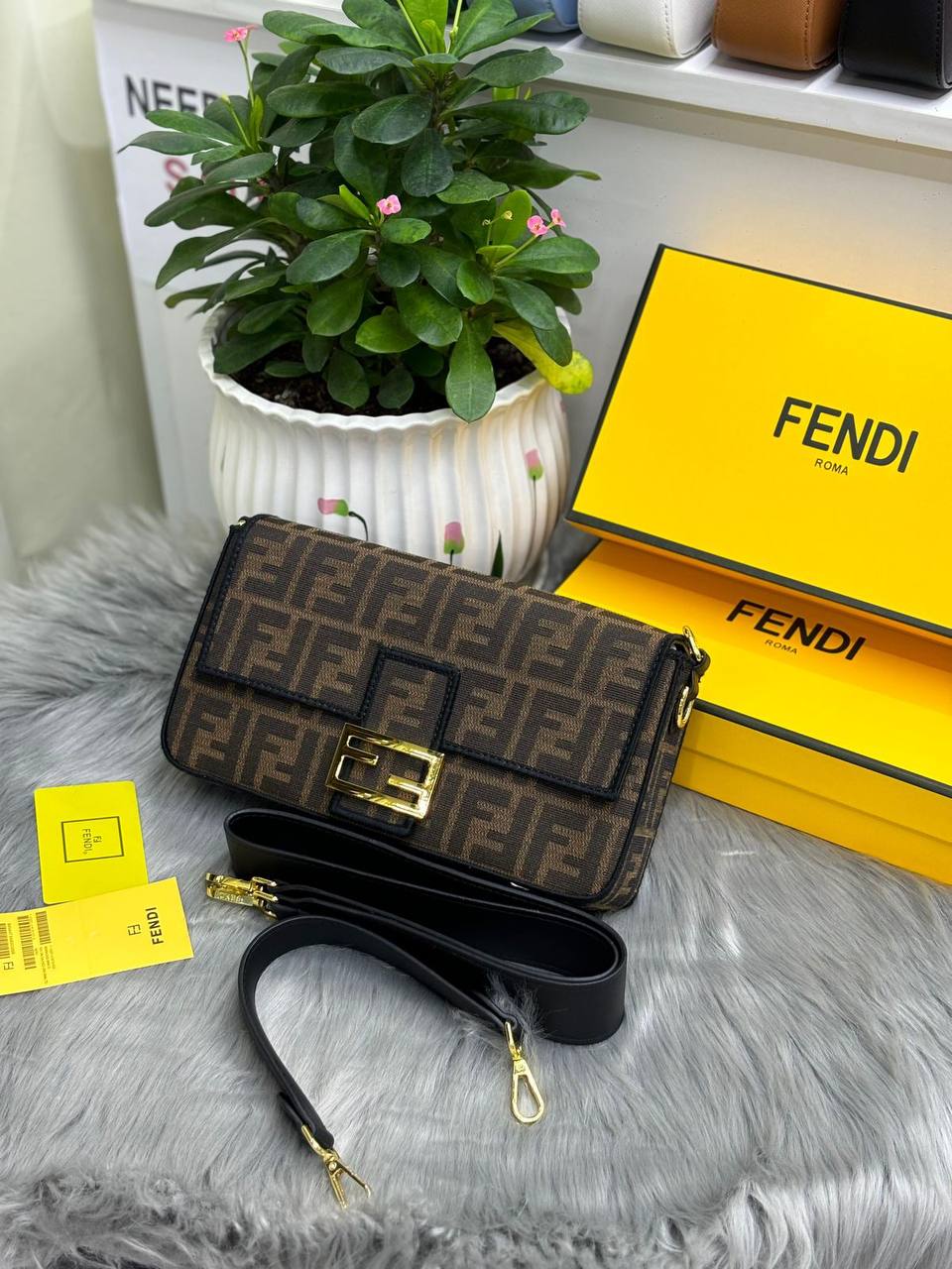 FENDI
SIZE  ……… 27 CM 🥰
95 dhs💓

with BOX🌷
🎁🎁🎁

Zain244
♥️♥️♥️