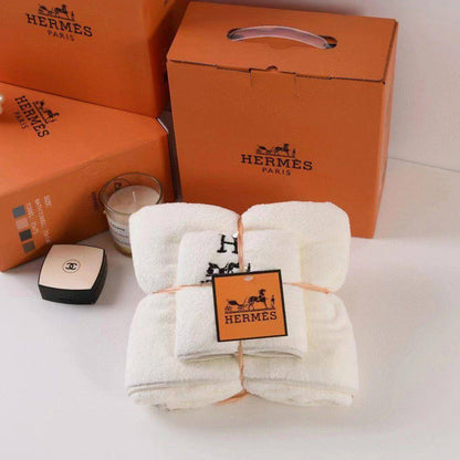 Brand 
Towels  
Good quality 
2 set
With paper 💼 
50 dhs💛

Zain99
♥️♥️😂