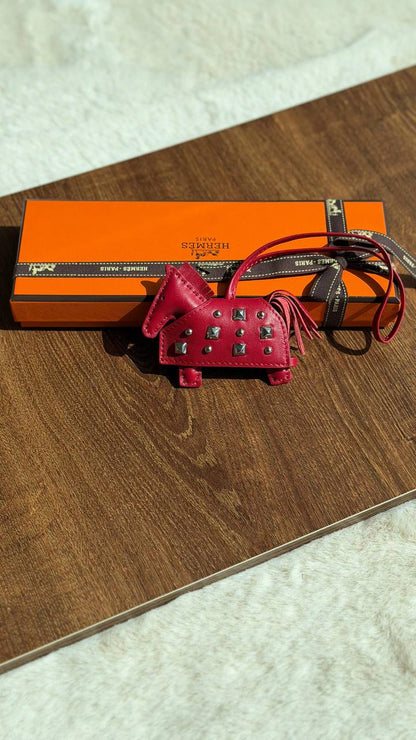HERMES 🧡 🐎

Rodeo Robeo rock pm charm
*Orignal leather* 

*WITH ORIGINAL PACKING* 🎁 

320 dhs🌺

*HANDMADE*

Zain280
♥️♥️♥️