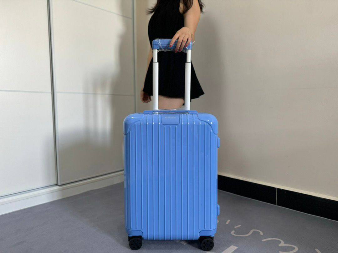 Rimowa Essential 
Travel Bags
master quality 
450 dhs✅

Zain295
♥️♥️♥️