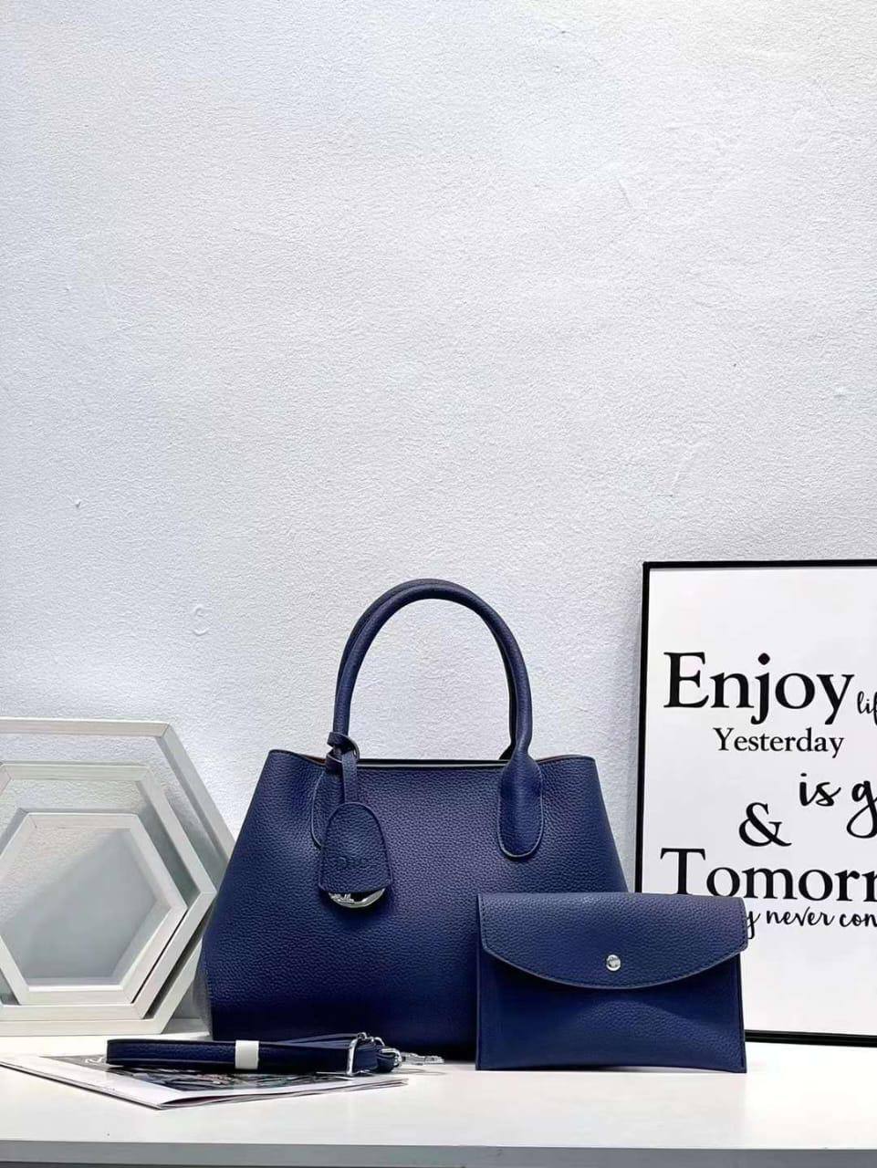 Christian Dior 
115 dhs✅
size 32×22×19cm

Zain161
♥️♥️♥️