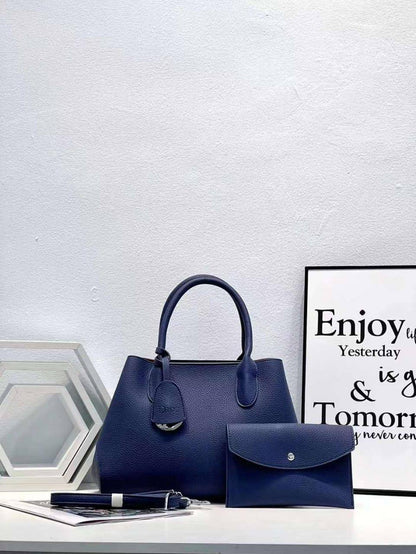 Christian Dior 
115 dhs✅
size 32×22×19cm

Zain161
♥️♥️♥️