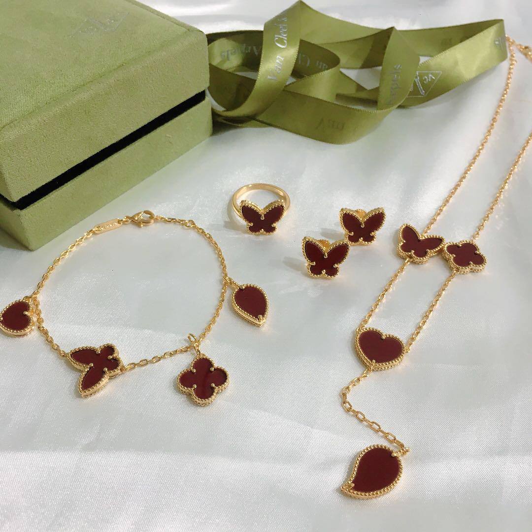 VCA SET
230 DHS❣️
NECKLACE 
BRACELET 
EARRINGS
WITH BOX AND PAPER BAG🎁🛍️

Zain89
♥️♥️♥️