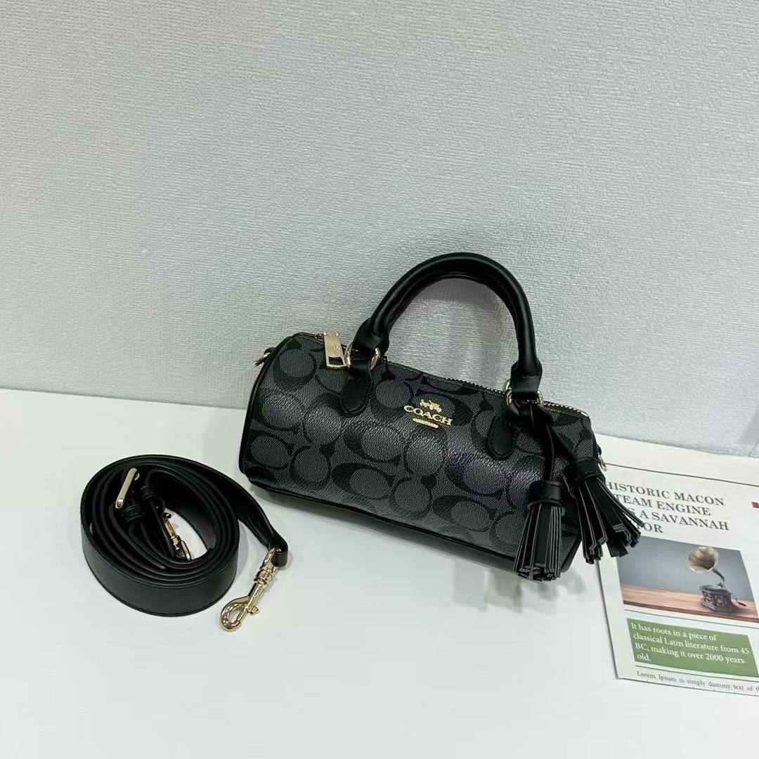 Coach - Aigner
90 dhs🪙💕
Good quality 

with box
🎁🎁🎁

Zain35
♥️♥️♥️