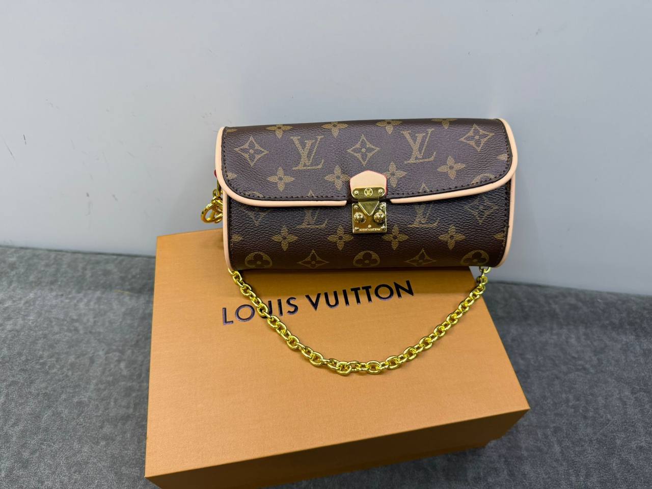 LV

with box
🎁🎁🎁

95 dhs🪙🖤

Zain114
♥️♥️♥️