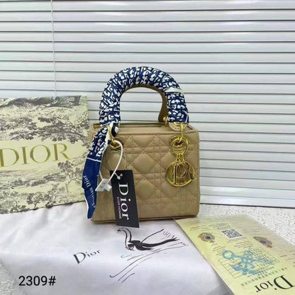 Dior
17.*15*10 cm
With box 
90 dhs🇦🇪🇦🇪

Zain17
♥️♥️♥️